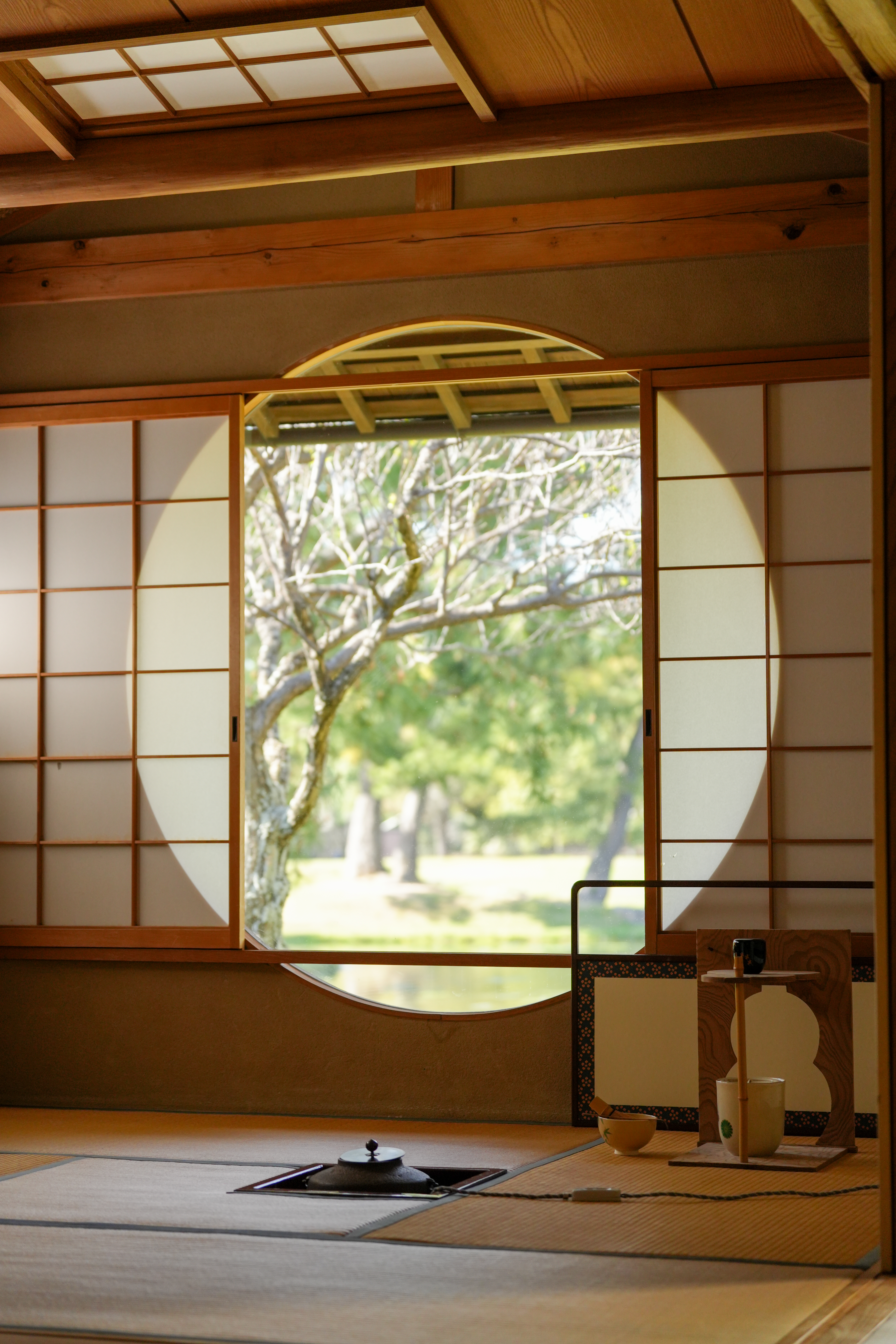 茶室の丸窓から四季折々の景色が覗く